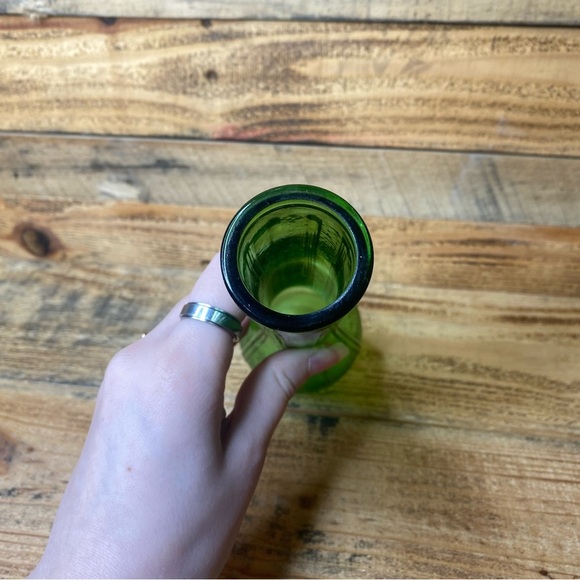 Portland Glass Co PGC 9" Emerald Green Ribbed Glass Bud Flower Vase - Picture 2 of 7